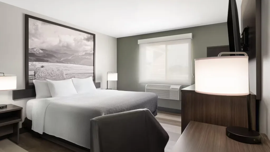 Super8-Big-Timber-MT-Guestroom-3 copy