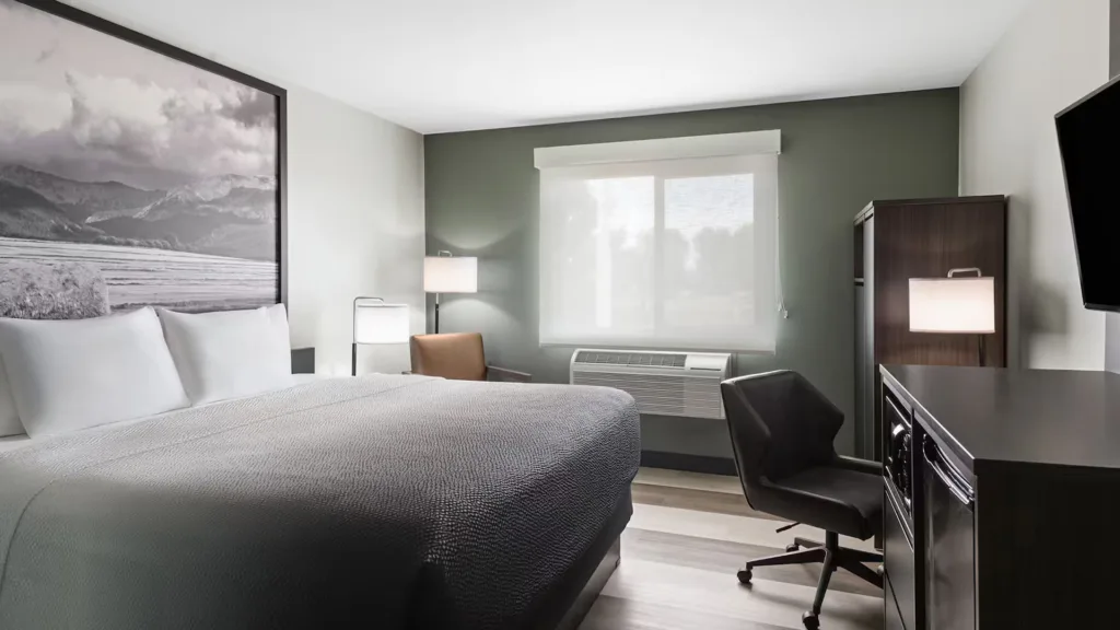 Super8-Big-Timber-MT-Guestroom-4 copy
