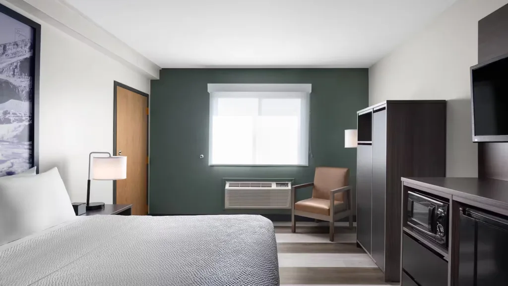 Super8-Columbus-MT-Guestroom-2 copy